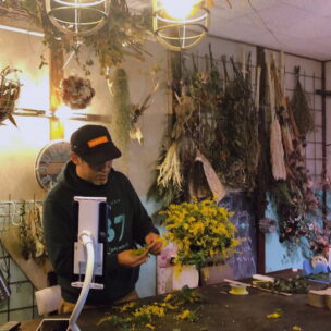 季節のお花に触れ、自分で束ねる癒しの時間