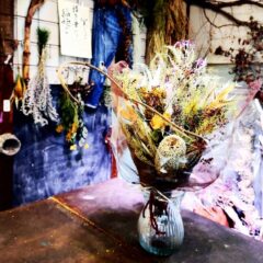 ナチュラル感たっぷりのドライフラワースワッグ