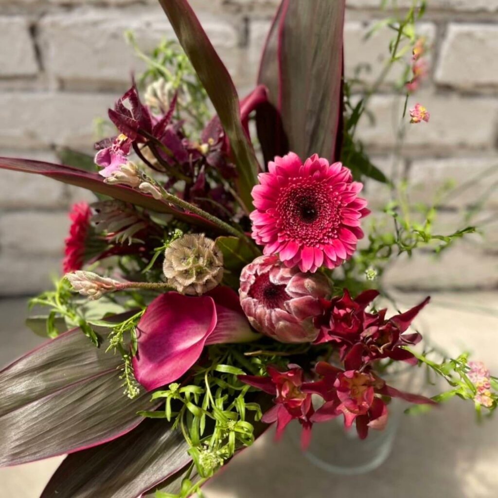シミズガーデンの2022年母の日ブーケワイルドボルドー2