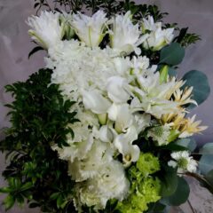 純白ベースのお供えアレンジメント