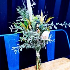 フレッシュフラワースワッグと開店祝いのアレンジメント