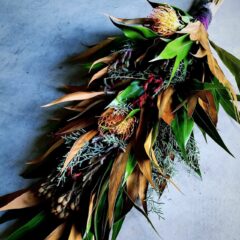 グレビレアゴールドの縦長スワッグ