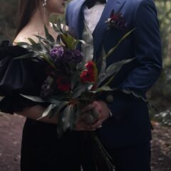 ブラックのウェディングドレスに映えるブーケ