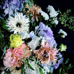 淡いカラーのお供えアレンジメント