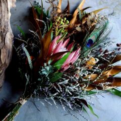 孔雀の羽がアクセントのスワッグ